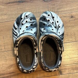 Tie-dye fuzzy crocs